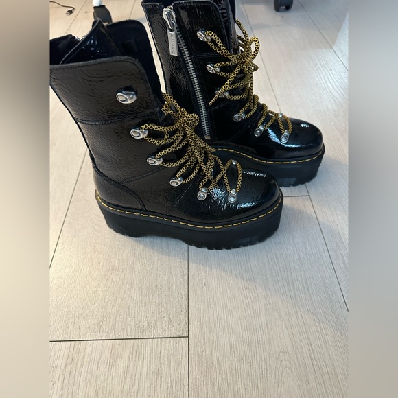 Dr. Martens Ghilana Max Distressed platform boots - Picture 2 of 10